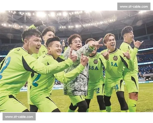 绿茵忆当年!大连名宿 32 香港明星队,齐秦梭鱼湾唱醉冬夜